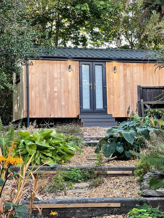 Luxurious Canal-Side Mini Lodge In Llangollen With Hot Tub Exterior photo